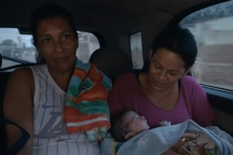 “the-rope”-depicts-the-“fight-of-motherhood”-in-a-timely-doc-steeped-in-solidarity-and-sisterhood