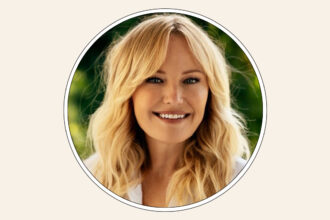 malin-akerman-receives-the-women-in-entertainment-canada-award-from-the-hollywood-reporter