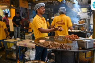 lists-shrink,-waiting-lists-grow:-how-lpg-shortage-anxiety-grips-delhi,-mumbai,-bengaluru-and-other-indian-cities