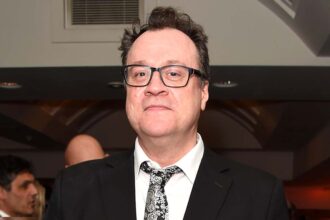 russell-t-davies-talks-about-the-world’s-‘retreat’-from-gay-rights,-shows-the-‘heart-and-humanity’-of-conservatives-in-‘tip-toe’