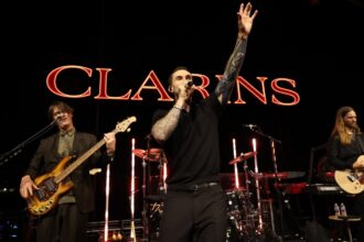 maroon-5-rocks-out-during-clarence’s-“a-night-of-extra”-at-the-academy-museum-in-los-angeles