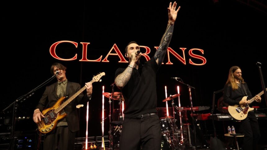 maroon-5-rocks-out-during-clarence’s-“a-night-of-extra”-at-the-academy-museum-in-los-angeles