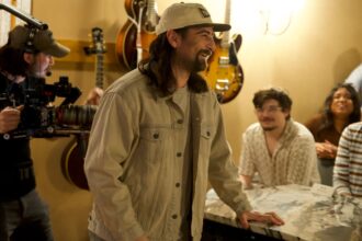 noah-kahan-on-‘the-great-divide,’-letting-fans-into-his-world-and-what-to-expect-on-his-upcoming-tour-(exclusive)