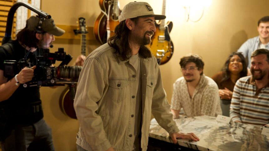 noah-kahan-on-‘the-great-divide,’-letting-fans-into-his-world-and-what-to-expect-on-his-upcoming-tour-(exclusive)