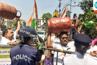 a-government-institute-in-delhi-sends-2,200-students-home-due-to-the-fuel-crisis-that-has-caused-chaos-in-the-hostel