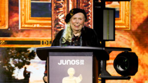 joni-mitchell-calls-canadian-leader-mark-carney-a-“blessing”-during-the-juno-awards