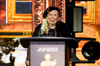 joni-mitchell-calls-canadian-leader-mark-carney-a-“blessing”-during-the-juno-awards