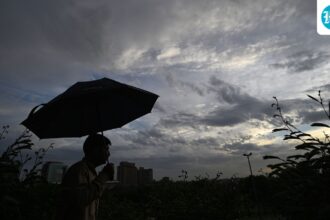 delhi’s-skies-turned-cloudy-and-an-imd-orange-alert-was-issued-for-rain,-thunderstorms-and-lightning