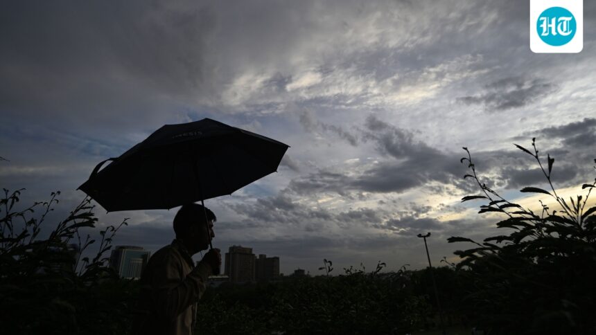 delhi’s-skies-turned-cloudy-and-an-imd-orange-alert-was-issued-for-rain,-thunderstorms-and-lightning