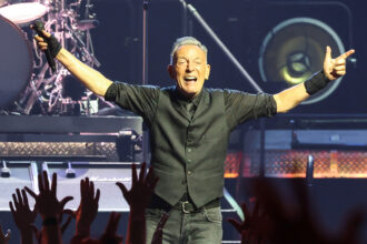 bruce-springsteen-rallies-hard-against-trump-on-new-tour-and-leads-‘ice-out-now’-chant