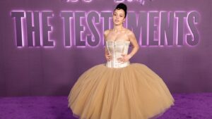 showrunner-says-chase-infinity-got-the-lead-role-in-the-testaments-because-of-elisabeth-moss’s-similar-quality