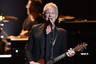 lindsey-buckingham-attacked-by-a-woman-in-santa-monica-(reports)