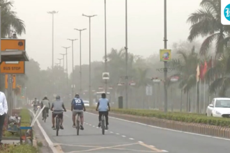 low-visibility,-dust-and-overcast-skies-dominate-delhi.-rain-is-likely-until-tomorrow