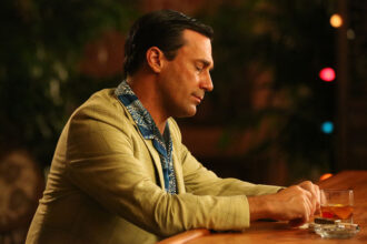 jon-hamm-compares-don-draper’s-whiskey-cup-to-the-return-of-your-friends-&-neighbors-season-2