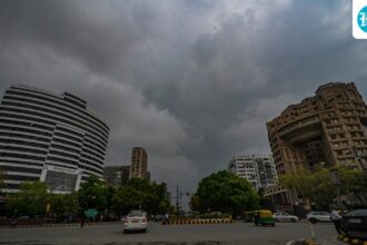 delhi-wakes-up-to-overcast-skies.-rain-is-likely-in-the-coming-days-as-western-disturbances-affect-northwest-india