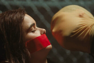 ‘faces-of-death’-review:-barbie-ferreira-and-dacre-montgomery-in-a-free-horror-remake