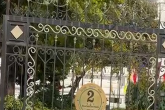 security-breach-at-an-assembly-complex-in-delhi:-a-masked-man-in-a-car-smashes-through-the-gate,-drops-a-bouquet-of-flowers,-and-drives-away