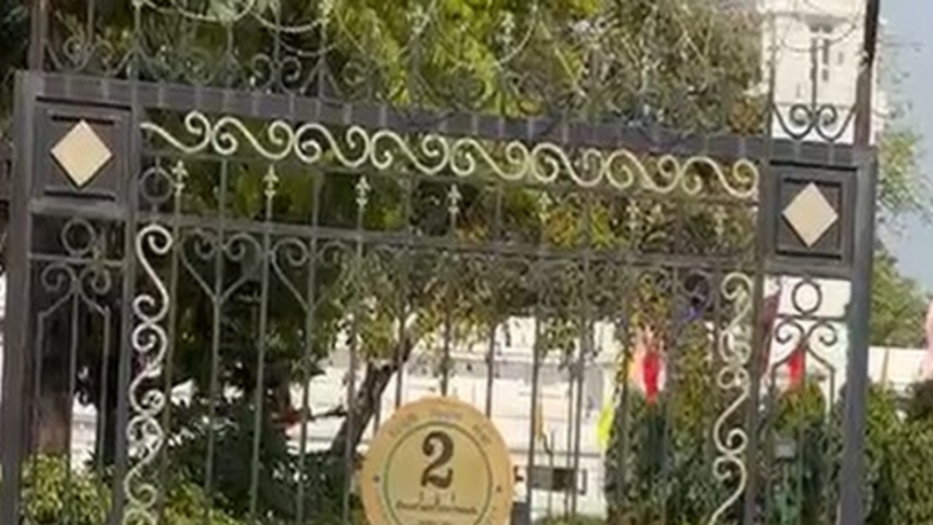 security-breach-at-an-assembly-complex-in-delhi:-a-masked-man-in-a-car-smashes-through-the-gate,-drops-a-bouquet-of-flowers,-and-drives-away