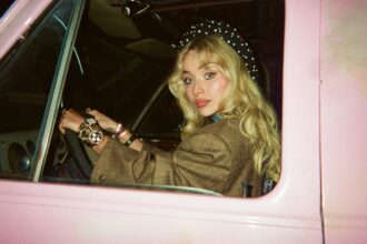 sabrina-carpenter-brings-margaret-qualley-and-madeline-klein-to-her-“house-tour”-music-video.