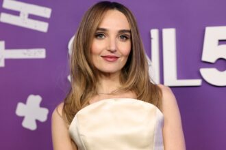chloe-fineman-goes-viral-for-vanity-fair-clip-about-6-year-old-wearing-pants-as-summer-camp-staff