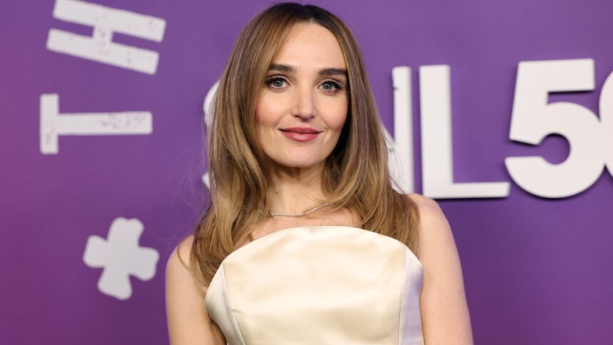 chloe-fineman-goes-viral-for-vanity-fair-clip-about-6-year-old-wearing-pants-as-summer-camp-staff