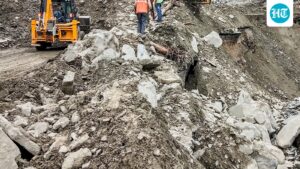 traffic-has-been-restored-on-the-jk-expressway-which-was-closed-for-a-day-due-to-landslides-in-ramban