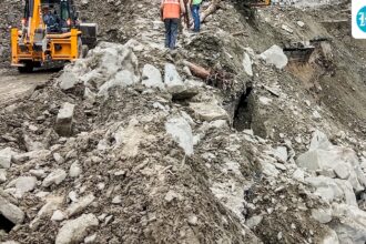 traffic-has-been-restored-on-the-jk-expressway-which-was-closed-for-a-day-due-to-landslides-in-ramban