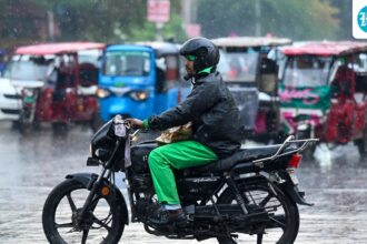heavy-rain-fell-in-noida-and-several-streets-were-submerged.-yellow-alert-in-delhi-and-gurgaon
