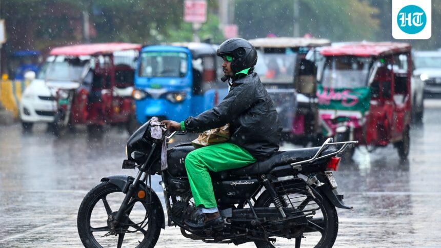 heavy-rain-fell-in-noida-and-several-streets-were-submerged.-yellow-alert-in-delhi-and-gurgaon