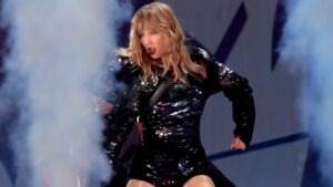 how-taylor-swift’s-‘reputation’-concert-film-inspired-anne-hathaway’s-performance-of-‘mother-mary’