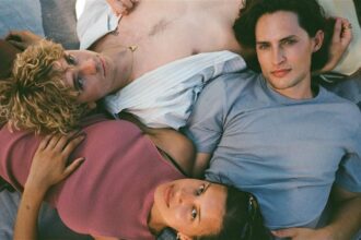 ‘the-trio’-first-look-clip-teases-seductive-original-swedish-song-from-skyshowtime-(exclusive)