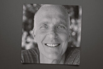 arne-olsen,-screenwriter-of-cop-and-1/2-and-mighty-morphin-power-rangers,-dies-at-64
