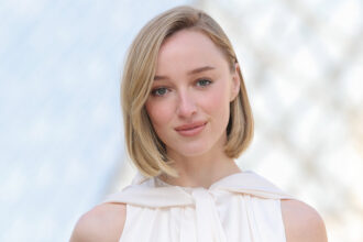 phoebe-dynevor-talks-fighting-sharks-in-‘thrash’-and-the-mystery-of-her-new-m.-night-shyamalan-movie