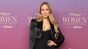 nikki-glaser-talks-about-why-she-wants-to-connect-with-her-boyfriend-again-and-again-with-other-women