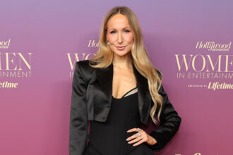 nikki-glaser-talks-about-why-she-wants-to-connect-with-her-boyfriend-again-and-again-with-other-women