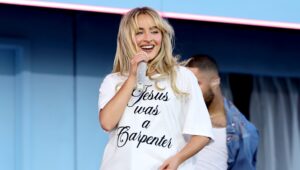 is-there-a-sabrina-carpenter-coachella-airbnb?-her-desert-inspiration-on-her-“home-tour.”