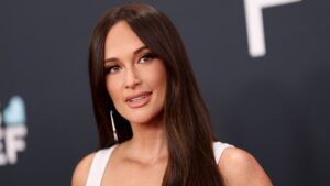 close-encounters-at-50,000-feet?-kacey-musgraves-claims-that-ufos-followed-her-plane