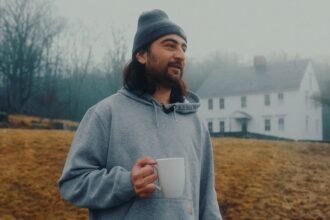 noah-kahan-wasn’t-sure-he-wanted-anyone-to-see-his-new-netflix-doc