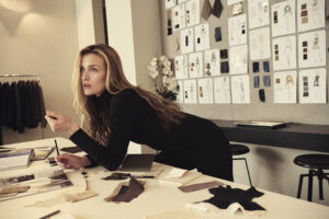 ‘love-story’:-sarah-pidgeon-says-caroline-bessette-kennedy’s-wardrobe-led-to-‘psoriasis-everywhere’