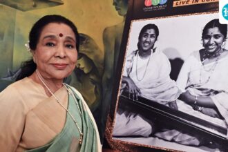 ‘the-end-of-the-golden-age’:-political-leaders-mourn-the-death-of-singer-asha-bhosle