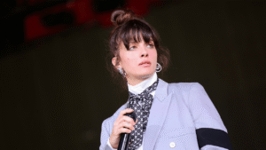 israeli-artist-noga-erez-gets-emotional-during-coachella-set:-‘i’m-just-sad-and-sad’