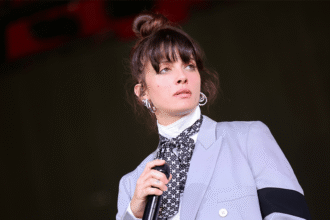 israeli-artist-noga-erez-gets-emotional-during-coachella-set:-‘i’m-just-sad-and-sad’