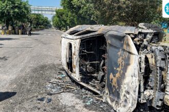 burning-cars-and-blocking-roads-in-noida-amid-workers’-protest.-passengers-describe-horror