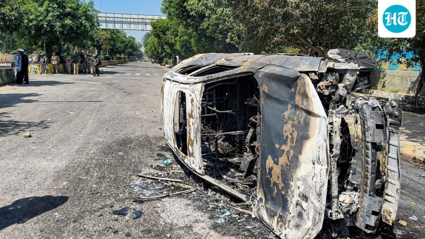 burning-cars-and-blocking-roads-in-noida-amid-workers’-protest.-passengers-describe-horror
