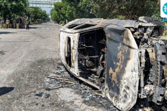 noida-protest-live-updates:-protesters-set-vehicles-on-fire;-police-officers-warn-of-strict-measures