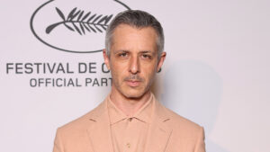 “the-social-account”:-aaron-sorkin-shows-the-first-footage-of-jeremy-strong-as-mark-zuckerberg,-calling-it-a-“david-and-goliath-story.”