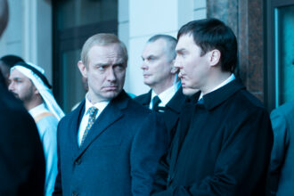 paul-dano-plays-“the-new-rasputin”-opposite-jude-law’s-putin-in-the-trailer-for-“the-wizard-of-the-kremlin”