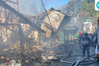 the-century-old-heritage-kasauli-market-in-himachal-town-was-gutted-by-fire,-and-the-famous-‘bon-sam’-shop-was-also-destroyed-|-visuals