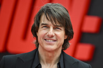 tom-cruise-is-unrecognizable-with-his-gray-hair-and-gut-in-new-stills-from-alejandro-g-inarritu’s-film-“digger.”