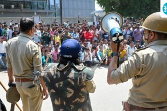 noida-workers-continue-protests-amid-union-talks-with-government;-incidents-of-stone-throwing-and-arson-were-reported